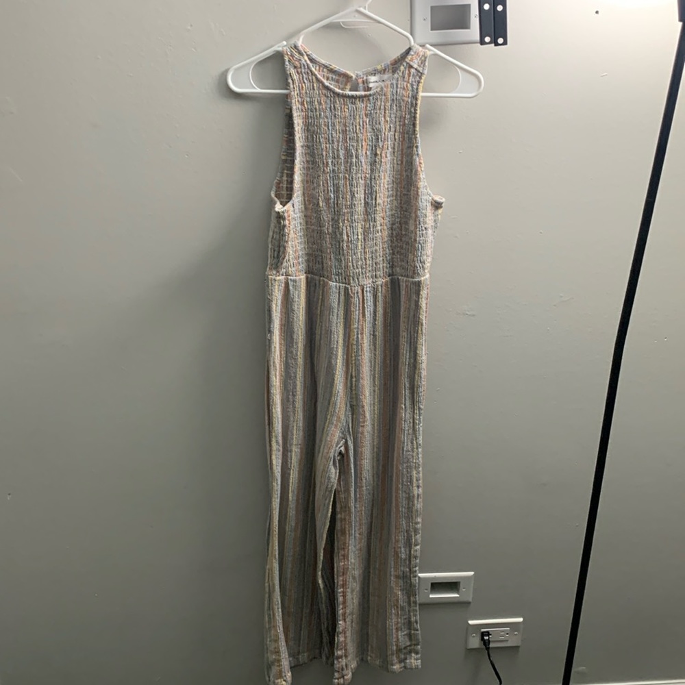 O’Neill jumpsuit size medium. Never worn. Beachy material. Ankle length.